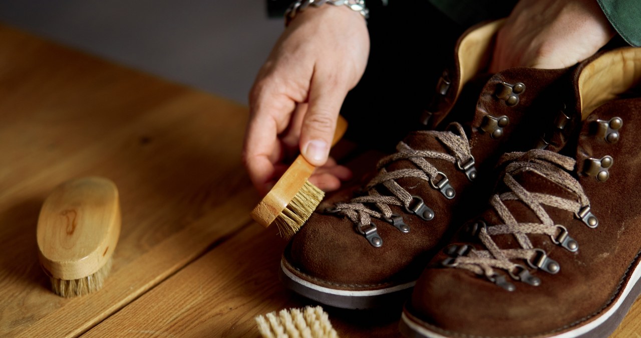 Jak wyczyścić buty z soli drogowej? Nie jest to proste, ale możliwe. /Pixel