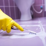 Jak wyczyścić kafelki i fugi w łazience domowym sposobem? Poznaj sprawdzone metody
