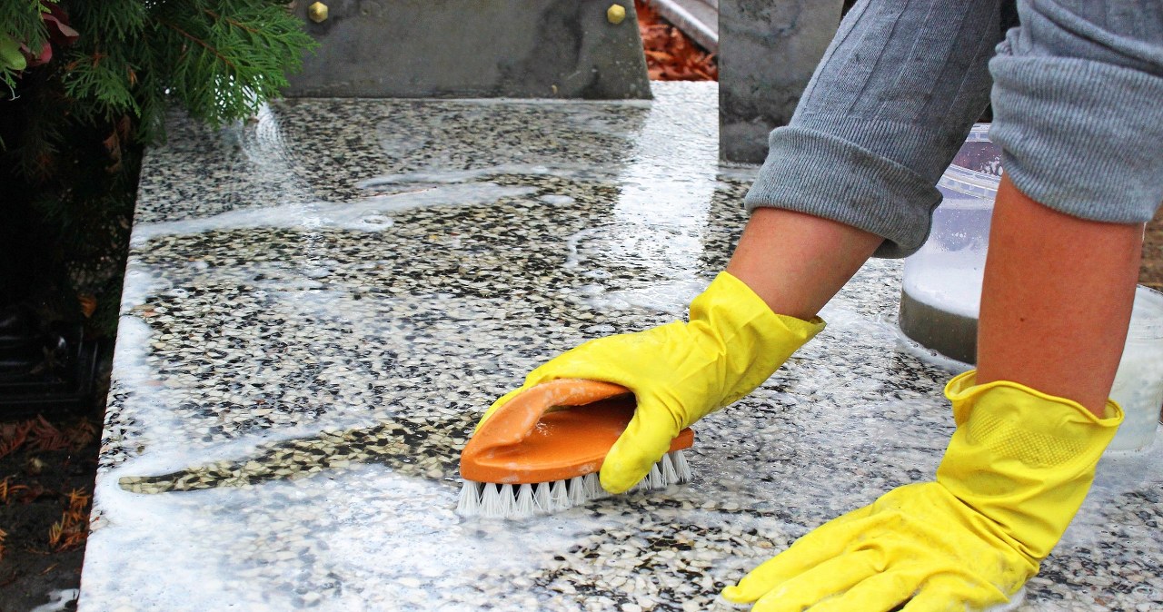 Jak wyczyścić nagrobek? Tym domowym sposobem skutecznie usuniesz mech i zielony nalot /Pixel