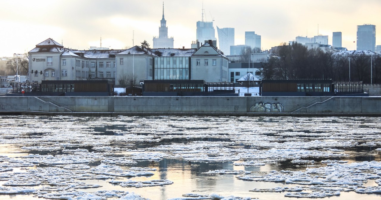 Jak wygląda śryż? To gąbczaste, nieprzezroczyste placki lodu na rzecze /Adam Burakowski/REPORTER /East News