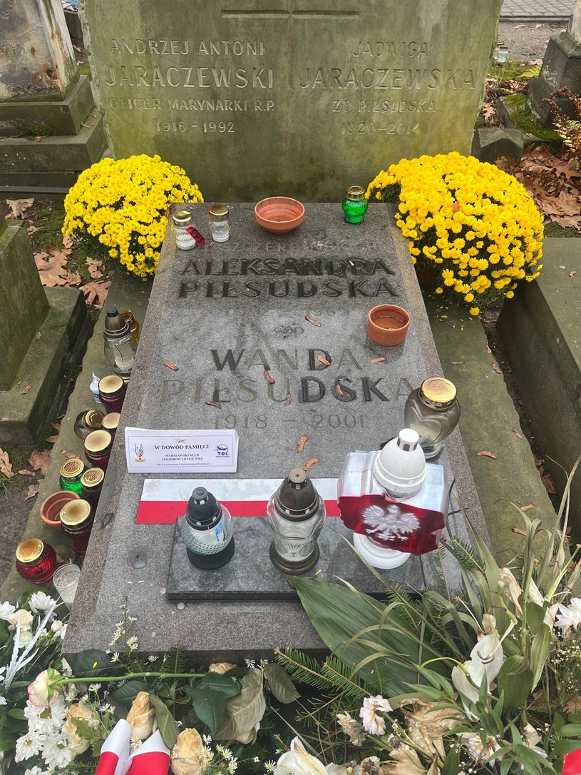 Jak wyglądają groby bliskich marszałka Piłsudskiego? /Damian Glinka /pomponik.tv