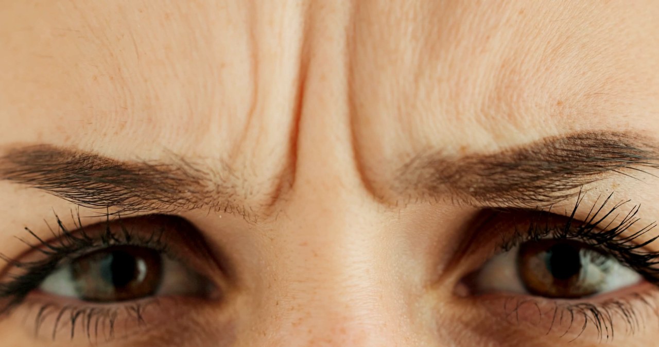 Jak wygładzić lwią zmarszczkę? Ten domowy sposób pozwoli ci się jej pozbyć / peopleimages12