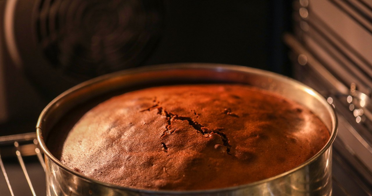 Jak wyjąć ciasto z blachy by się nie rozpadło? /Wiesław Jarek /123RF/PICSEL