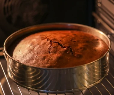 Jak wyjąć ciasto z formy, żeby się nie rozpadło? Sztuczka cukiernika zawsze zadziała 