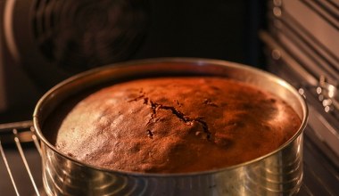 Jak wyjąć ciasto z formy, żeby się nie rozpadło? Sztuczka cukiernika zawsze zadziała 