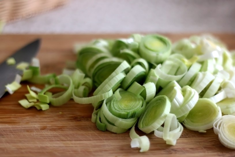 Jak wykorzystać pora w kuchni? To warzywo, które świetnie nadaje się do smażenia, duszenia, gotowania /123RF/PICSEL