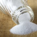 Jak wykorzystać sól kuchenną do sprzątania? Pięć konkretnych patentów