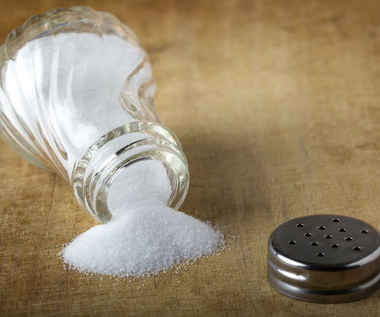 Jak wykorzystać sól w domowych porządkach? Nietypowe zastosowania