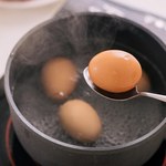 Jak wykorzystać wodę po ugotowaniu jajek? Nigdy jej nie wylewaj!