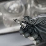 Jak wymieniać żarówkę w aucie? Przyda się ściana