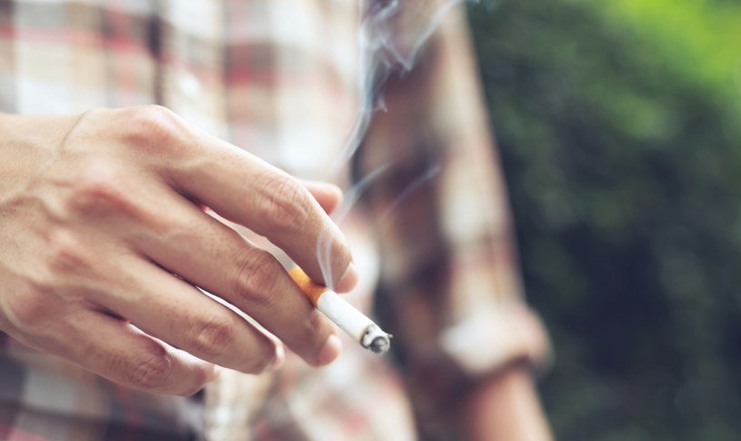 Jak wynika z badań, palenie zwiększa ryzyko depresji i schizofrenii /123RF/PICSEL