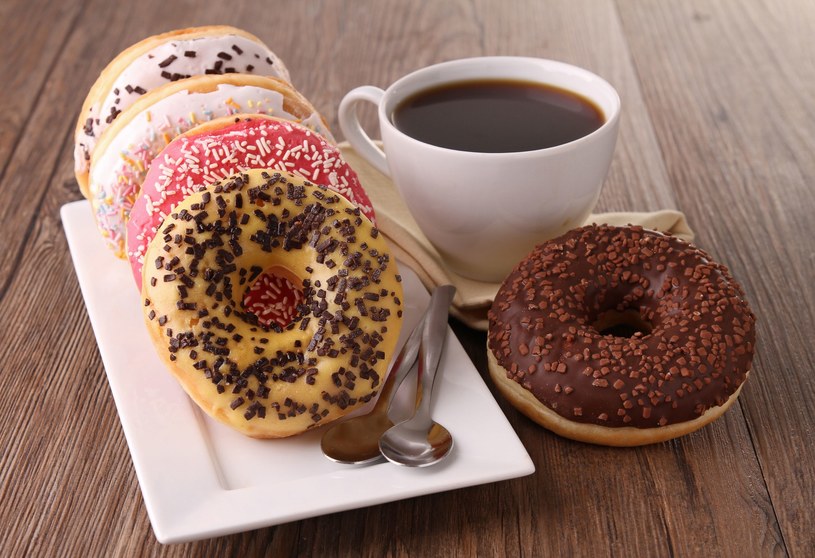 Jak wynika z badania kofeina może przyczyniać się do zwiększonego apetytu na słodycze /123RF/PICSEL