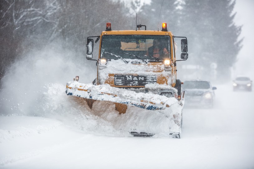 Jak wynika z prognoz IMGW, pod koniec tygodnia oraz w weekend w dużej części Polski pojawią się śnieżyce. Warunki na wielu drogach mogą być niebezpieczne /weyo /123RF/PICSEL