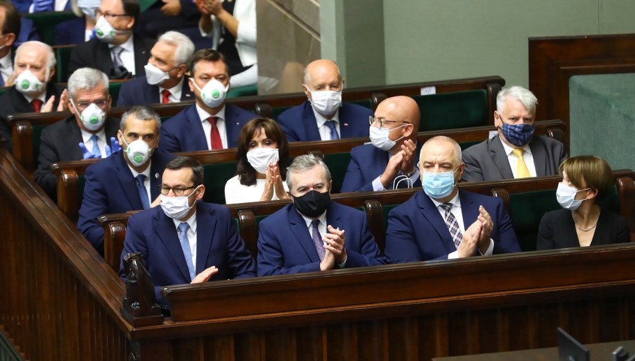 Jak wynika z sondażu, na Prawo i Sprawiedliwość chce głosować 41 proc. badanych, co oznacza spadek o 2 punkty procentowe w porównaniu z poprzednim sondażem. /Rafał Guz /PAP