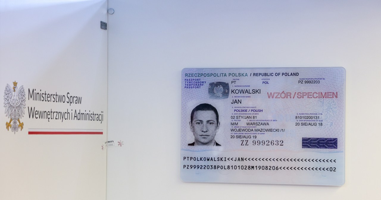 Jak wyrobić paszport tymczasowy? /Piotr Molecki/East News /East News
