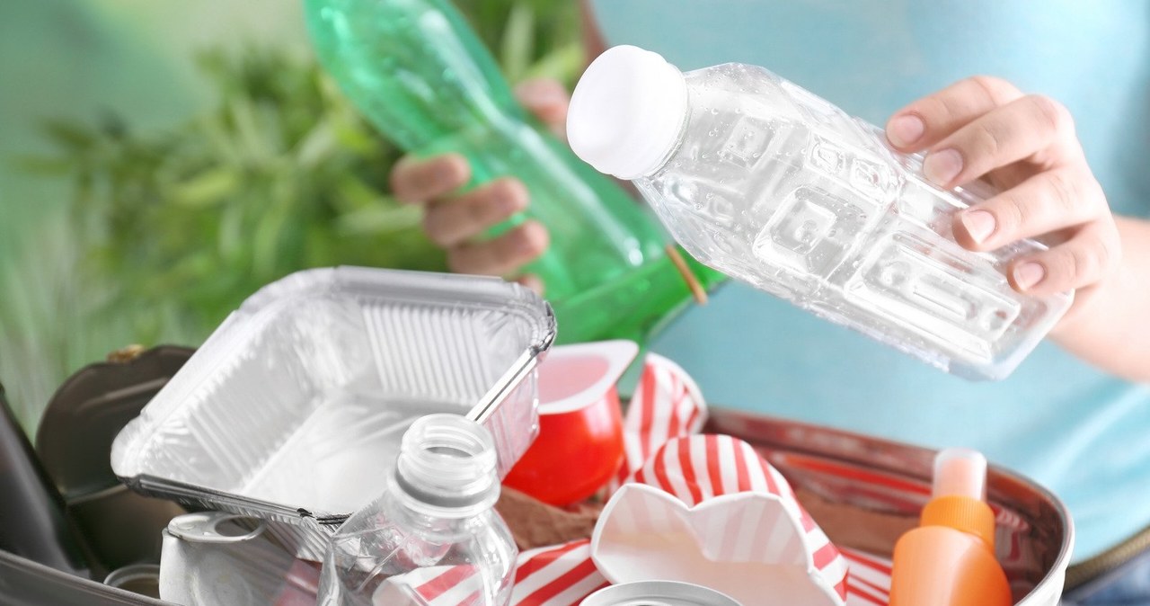 Jak wyrzucać plastikowe i szklane butelki? Pamiętaj o tym aspekcie /pixelshot /Canva Pro