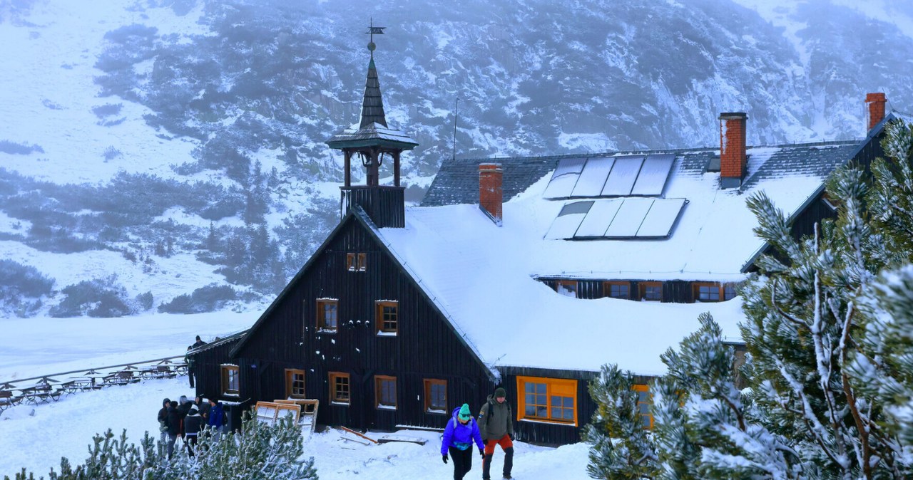 Jak wysoko jest schronisko Samotnia? /Marcin Rutkiewicz/REPORTER /East News