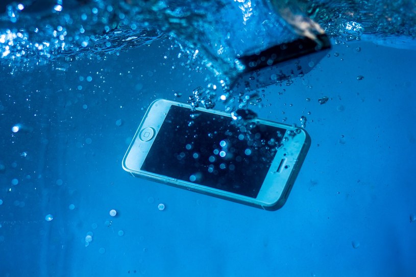 Jak wysuszyć telefon po zalaniu? Włożenie do ryżu i inne sposoby
