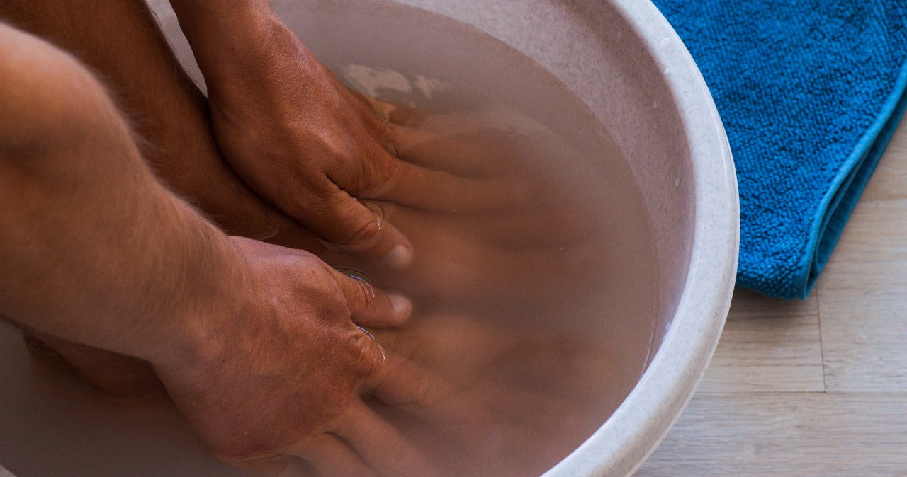 Jak wzmocnić paznokcie domowym sposobem? Jeśli są łamliwe, rozdwajają się i wolno rosną, warto wymoczyć je w tym /Pixel