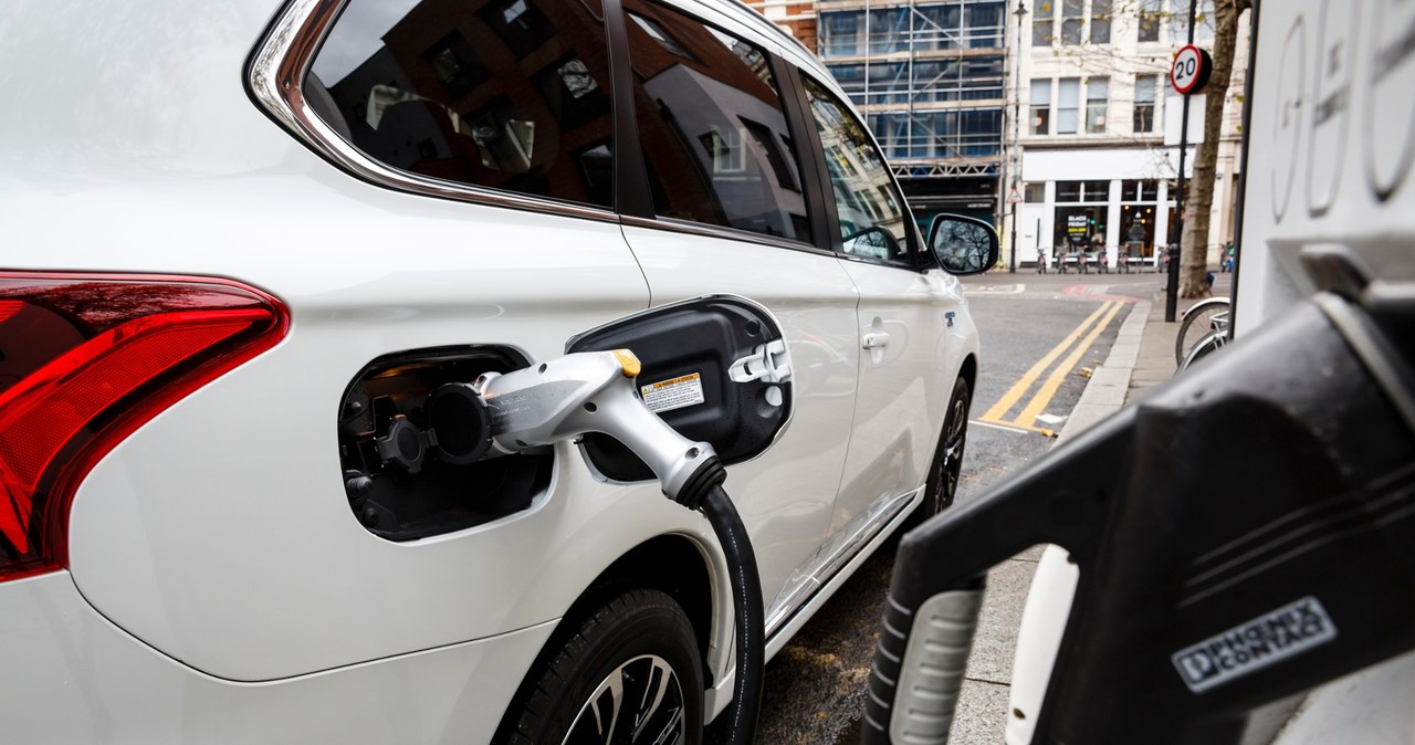 Jak wzrost popularności aut elektrycznych wpłynie na dostępność prądu? /Getty Images