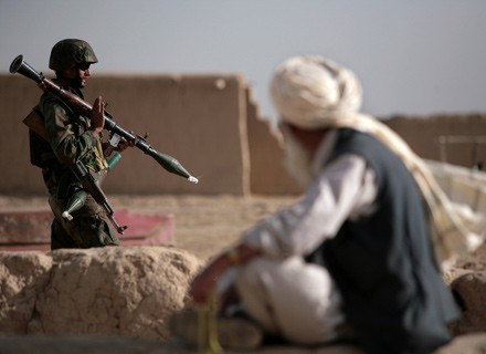 Jak z partyzantów zrobić żołnierzy? /AFP