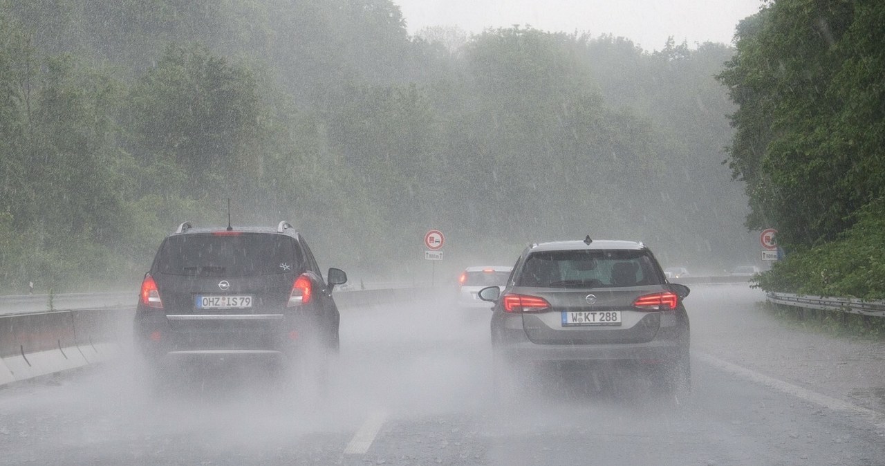 Jak zachować się podczas burzy na autostradzie? /Wojciech Strozyk/ /Reporter