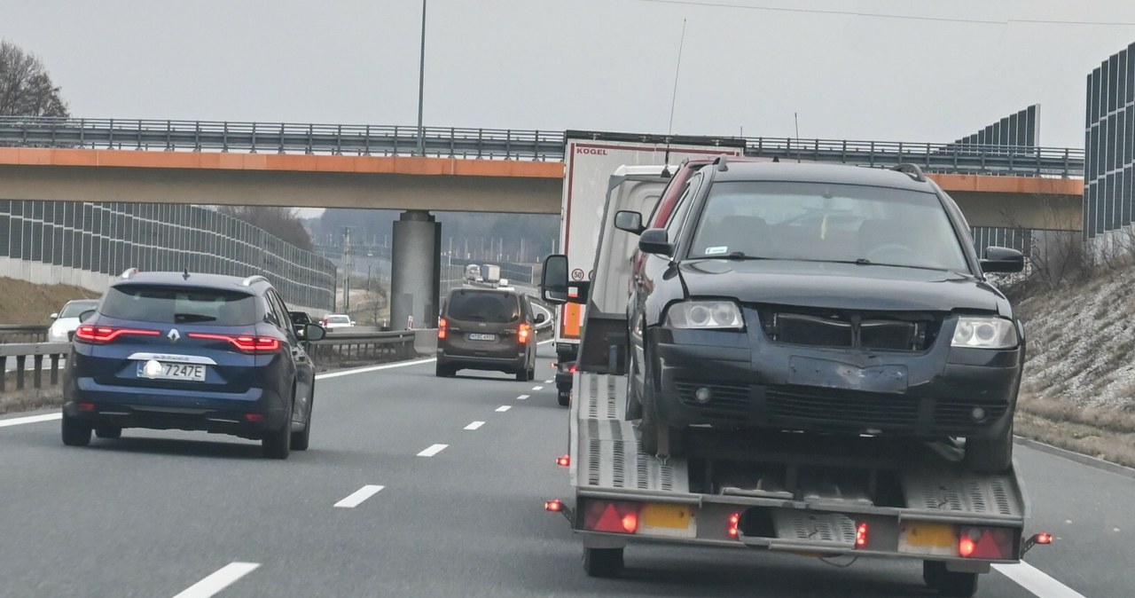Jak zachować się w przypadku awarii samochodu na autostradzie? /Tadeusz Koniarz /Reporter