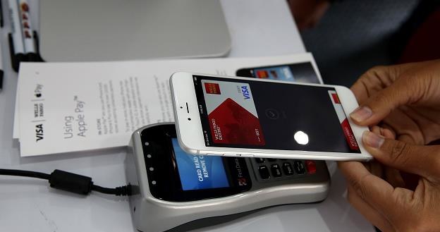 Jak zadbać o bezpieczeństwo mobilnego portfela? /AFP