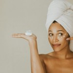 Jak zadbać o skórę wokół oczu jesienią? Sprawdź, co powinno znaleźć się w Twoim kremie i jak go używać