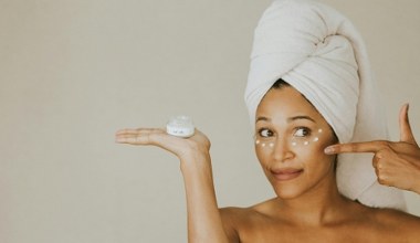 Jak zadbać o skórę wokół oczu jesienią? Sprawdź, co powinno znaleźć się w Twoim kremie i jak go używać