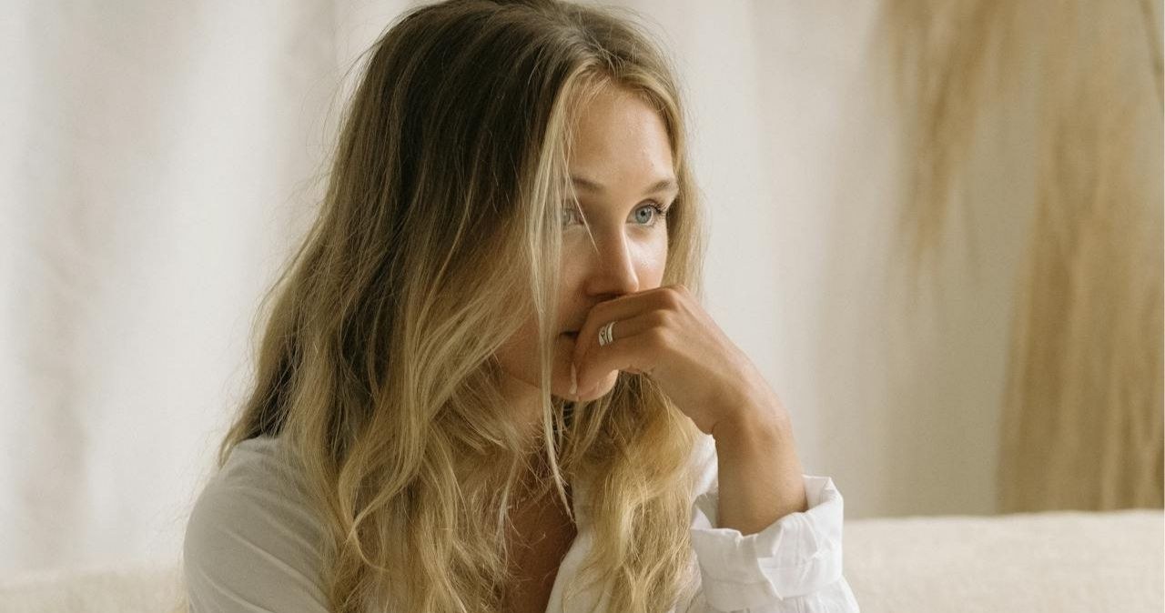 Jak zagęścić cienkie włosy blond? Najlepsze triki koloryzacyjne i pielęgnacyjne /Mathilde Langevin /pexels.com