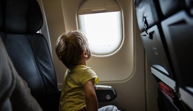 Jak zaplanować długą podróż samolotem z dzieckiem?