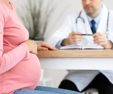 Jak zareagować, gdy kobieta w ciąży sięga po alkohol?
