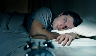 Jak zasnąć w 2 minuty? Ekspert z TikToka wyjaśnia metodę wojskową