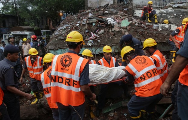 Jak zauważa agencja Associated Press, katastrofy budowlane są w Indiach dość powszechne. Na zdjęciu: akcja ratunkowa po zawaleniu budynku na przedmieściach Bombaju, sierpień 2016 /DIVYAKANT SOLANKI /PAP/EPA