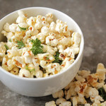 Jak zdrowo i ze smakiem przyrządzić popcorn w domu?