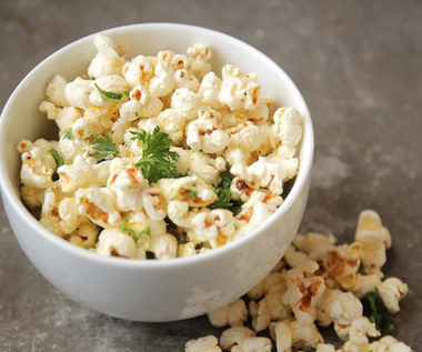 Jak zdrowo i ze smakiem przyrządzić popcorn w domu?