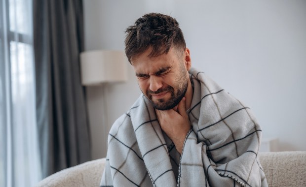 Jak złagodzić ból gardła? Eksperci radzą, co jeść, a czego unikać