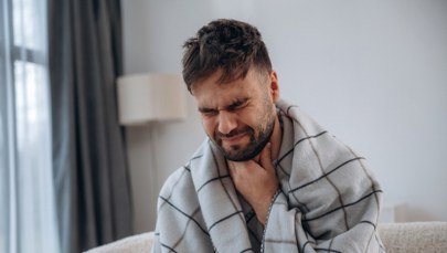 Jak złagodzić ból gardła? Eksperci radzą, co jeść, a czego unikać