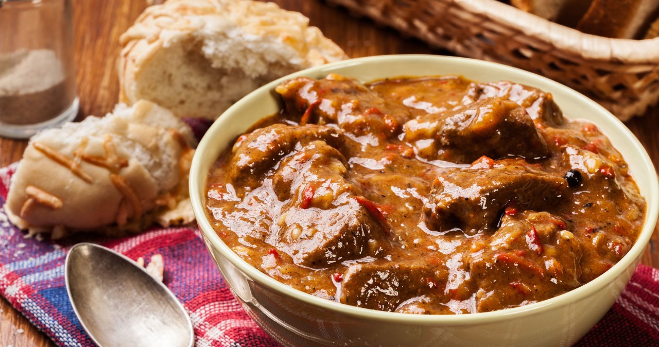 Jak zmiękczyć mięso w gulaszu? Dodawaj ten składnik, a nigdy nie będzie twarde jak podeszwa /123RF/PICSEL