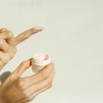 Jak zmienić pielęgnację skóry z zimowej na wiosenną? Te zasady są najważniejsze