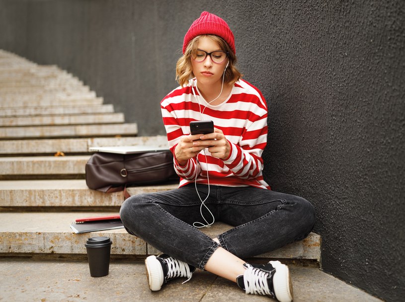 Jak zmniejszyć poczucie samotności, jakie czujemy przez media społecznościowe? /123RF/PICSEL