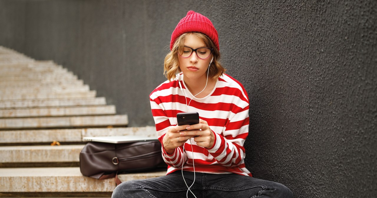 Jak zmniejszyć poczucie samotności, jakie czujemy przez media społecznościowe? /123RF/PICSEL
