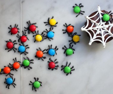 Jak zrobić babeczki z lukrową pajęczyną na Halloween?