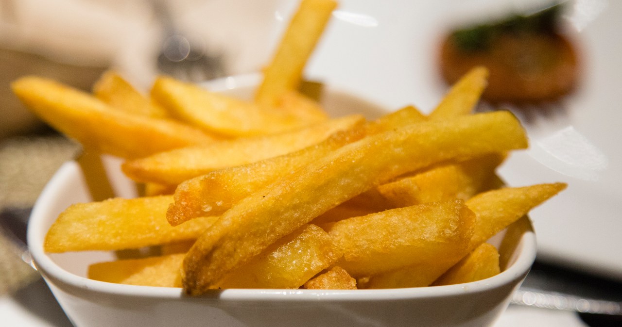 Jak zrobić chrupiące frytki? /Pixel