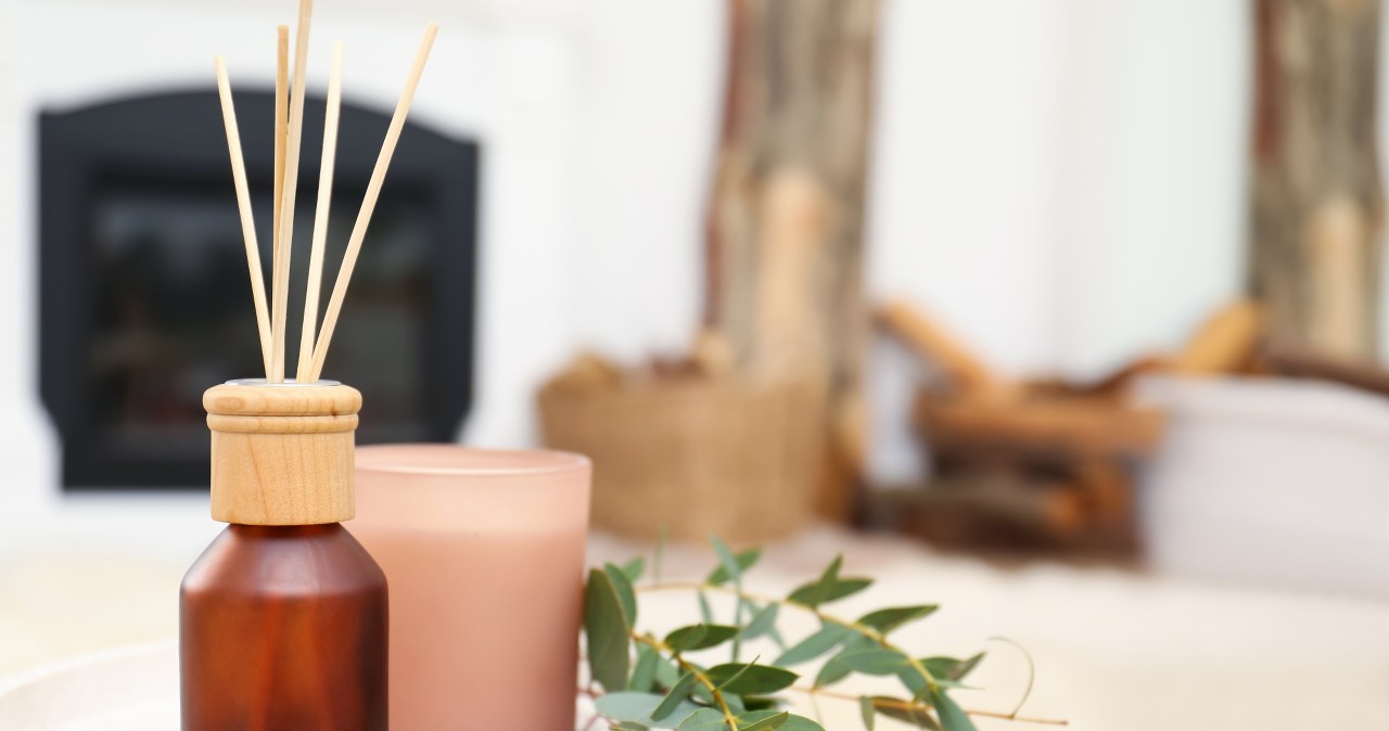 Jak zrobić domowy odświeżacz powietrza, który pachnie świętami? /123RF/PICSEL