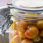 Jak zrobić genialne, słono-kwaśne śliwki do dań wytrawnych? Polskie umeboshi to rarytas