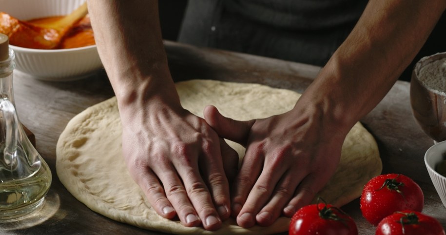 Jak zrobić idealne ciasto na pizzę? Przepis mistrza Europy na Światowy Dzień Pizzy /Shutterstock
