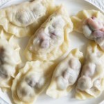 Jak zrobić idealne, miękkie ciasto na pierogi z owocami sezonowymi? Będzie elastyczne i nie rozklei się w gotowaniu