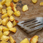 Jak zrobić idealnie chrupiące ziemniaki z piekarnika? Ten przepis to hit!